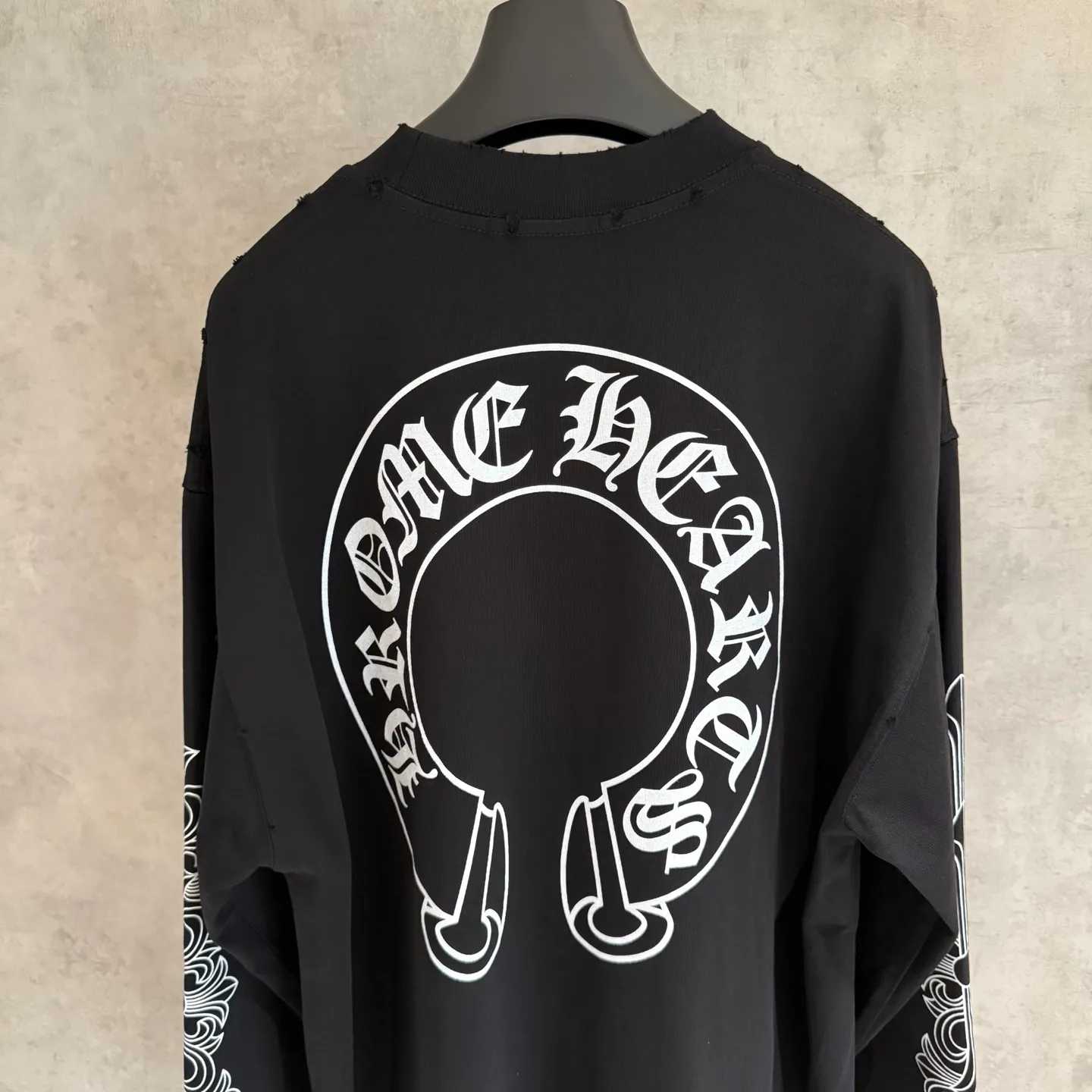 🅿️330 [Strict quality control] CH Crow Heart's new long-sleeved sweatshirt T-shirt. Heavy 340g double yarn fabric. Four flower positions on the front, back and left. Wash the whole garment twice. The four sides are frayed and torn. Heavy fabric. The neckline is made of icy Salona. Loose fit. Deep, wide and stylish. No deformation or shrinkage. Black and white color. Size: M-2xl